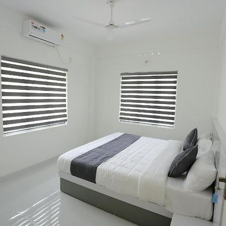 Yelza Hotel And Residence Alwaye Buitenkant foto
